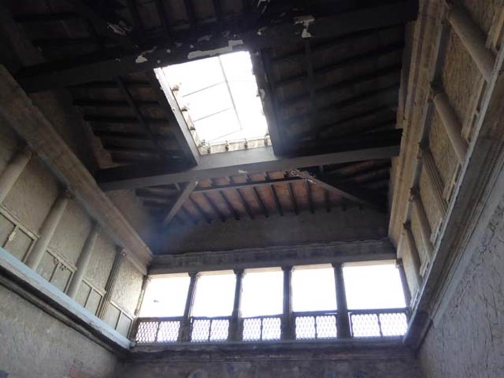 V.1 Herculaneum. October 2014.
Looking towards upper east side of atrium, with open inter-columnar spaces to light and give air to the atrium, with compluvium above.
Photo courtesy of Michael Binns.